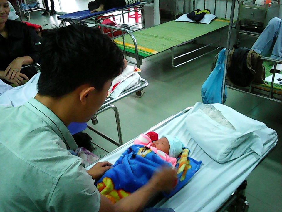 Quảng Nam: Ngộ độc khí CO, một gia đình thoát chết - 2
Anh Lê Văn L. sau khi tỉnh táo đã có thể ngồi dậy chăm con gái 1 tháng tuổi. (Ảnh: B.T.)