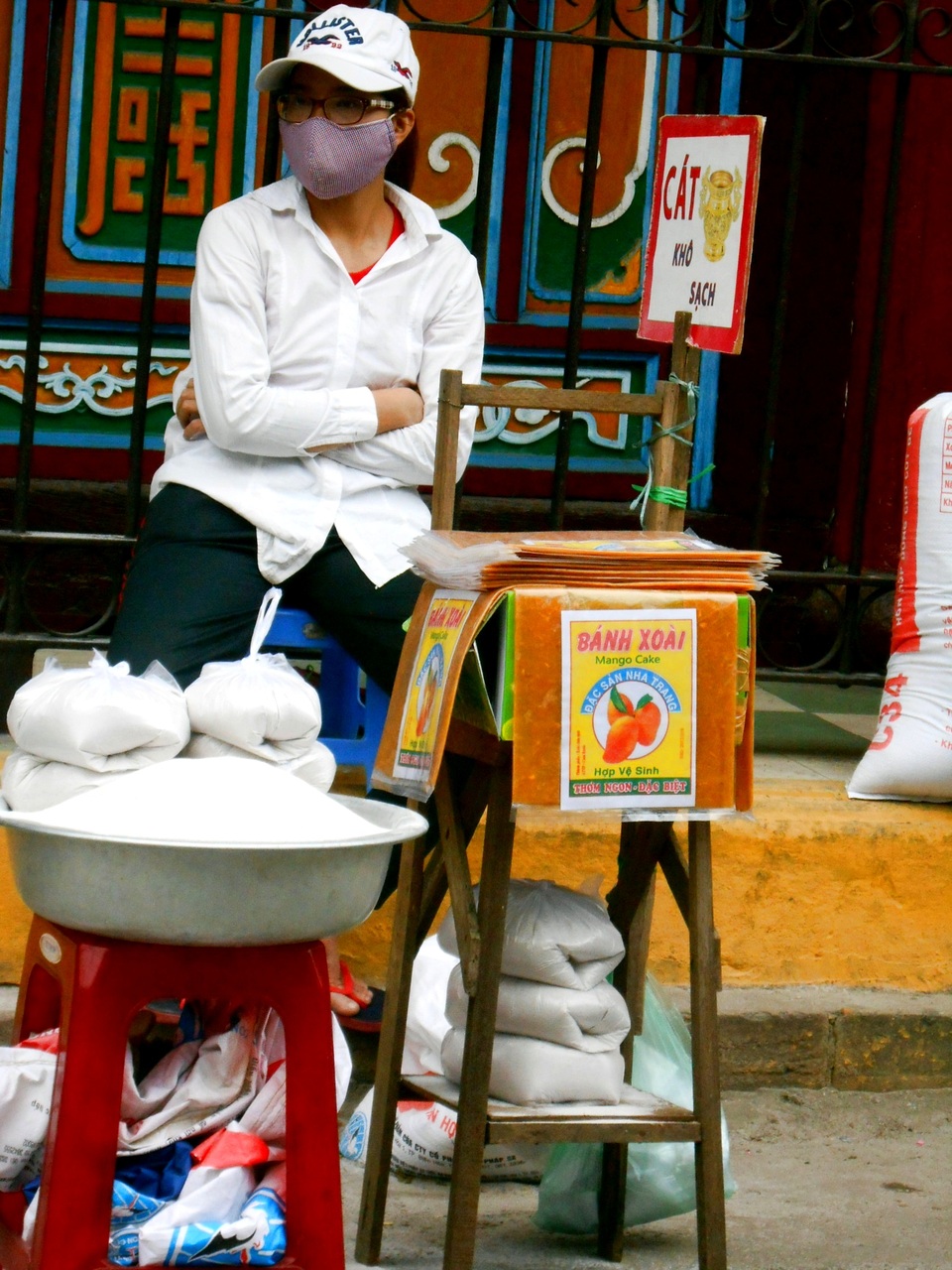 Tất bật mưu sinh với “nghề thời vụ” cuối năm - 2 Cát có màu trắng và sạch, không pha tạp chất nên rất dễ thu hút người mua