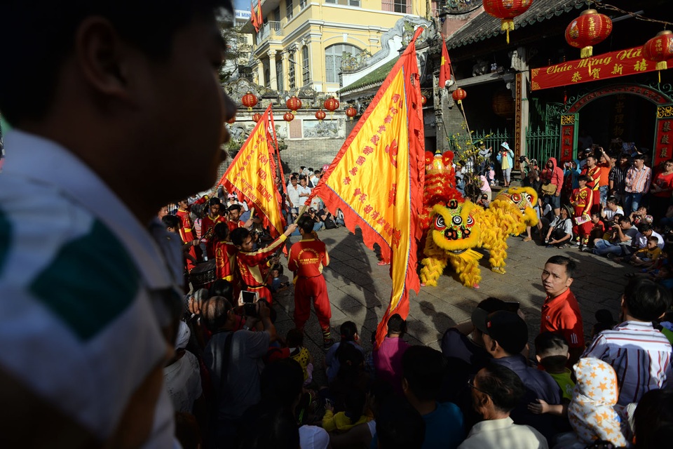 Lân sư rồng "nghinh tiếp" Đinh Dậu - 2 Dịp cuối năm là cơ hội để các đoàn lân sư rộng hoạt động. Các đoàn lân sư rồng nổi tiếng của người Hoa như Nhơn Nghĩa Đường, Tĩnh Anh Đường... đều tập trung ở chùa Bà Thiên Hậu, chùa Ông để làm lễ.