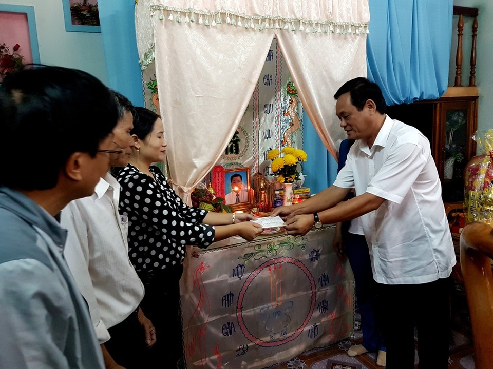 Đại diện chủ đầu tư thủy điện Sông Bung 2 trao sổ tiết kiệm đến chị Phương