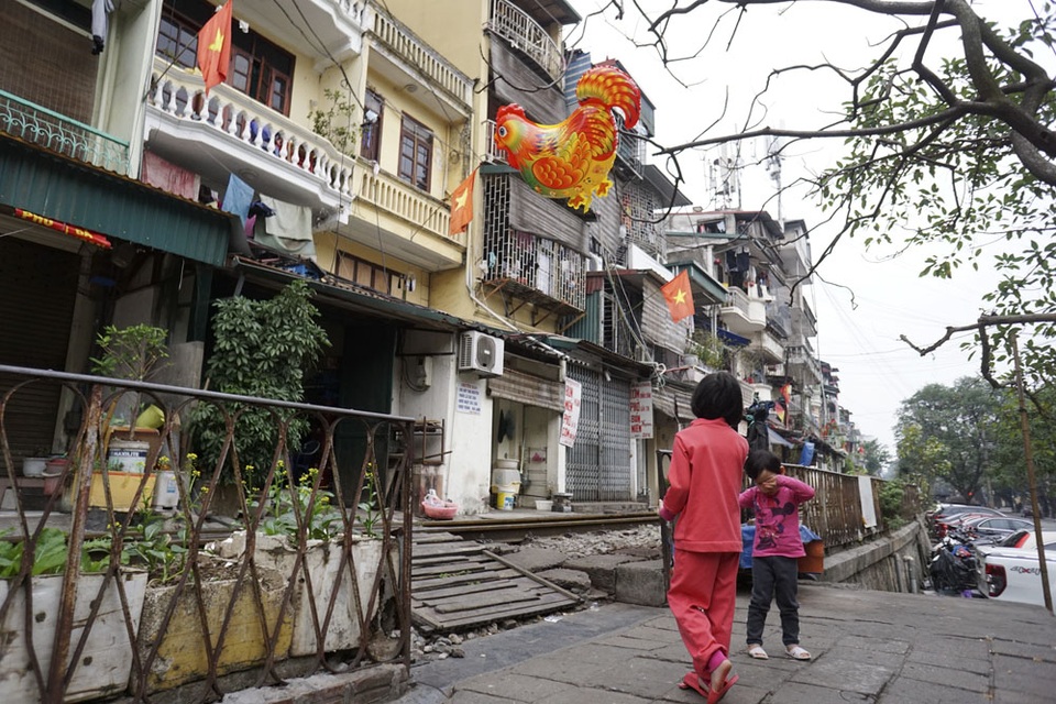 
Những em nhỏ chơi bóng bay hình con gà bên đường tàu hỏa lâu đời chạy xuyên khu trung tâm tại phố Phùng Hưng.
