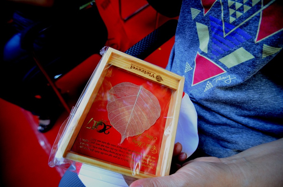 Tặng lá bồ đề cho du khách xuất hành đầu năm - 2 Mỗi du khách được tặng một lá bồ đề.