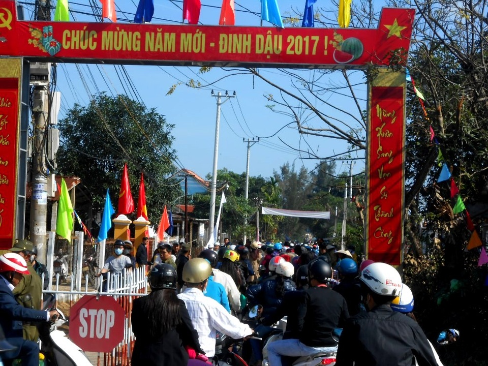 Dòng người chen nhau viếng mộ ngày đầu năm - 1 Dòng người chen nhau viếng mộ ngày đầu năm - 1
