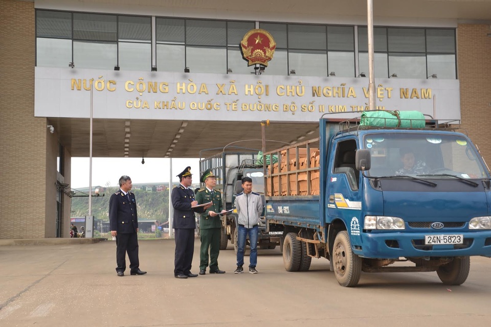 Sáng mồng 1 Tết: Xuất khẩu gần 5 tấn tôm hùm tươi sống qua cửa khẩu quốc tế Lào Cai - 2
Làm thủ tục thông quan cho xe vận chuyển tôm hùm xuất khẩu sang thị trường tây nam Trung Quốc qua cửa khẩu Kim Thành (Lào Cai).