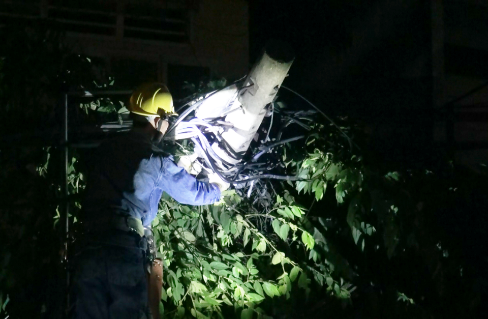 Tàu hỏa kéo gãy cột điện, 2 người đi xe máy bị ảnh hưởng - 1 Tàu hỏa kéo gãy cột điện, 2 người đi xe máy bị ảnh hưởng - 1