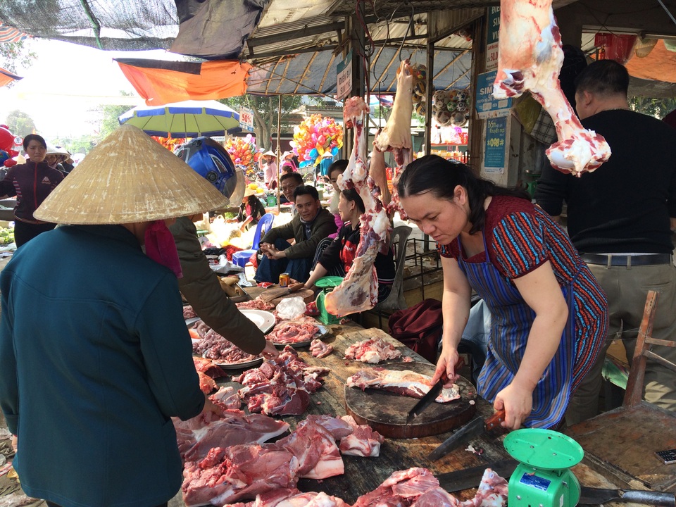 Chợ Tết vừa họp, thực phẩm đã rục rịch tăng giá - 1
Có rất ít hàng bán thịt trong ngày mùng 3 Tết mở