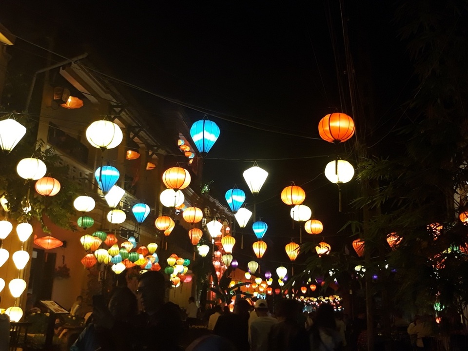 Đèn lồng được trang trí lung linh trên từng con phố