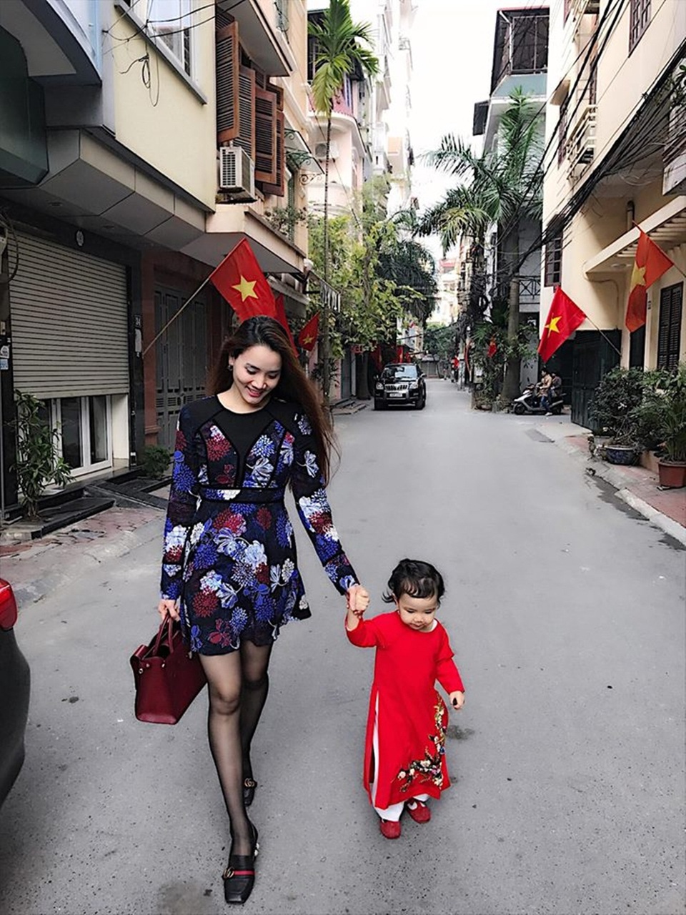 Những biểu cảm du xuân siêu đáng yêu của con gái Trang Nhung - 9 Tung tăng dạo phố đầu năm cùng mẹ.