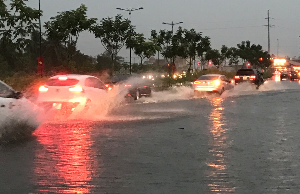 Mưa trái mùa cực lớn, kéo dài nhiều giờ chiều mùng 6 Tết ở Sài Gòn - 15 Nước ngập trên đại lộ Phạm Văn Đồng