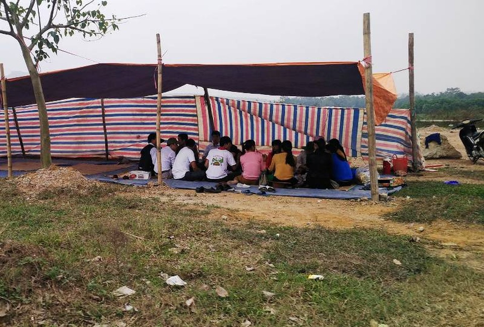 Khách du lịch chọn nghỉ ở những lều dịch vụ để không phải chen chúc trong các nhà hàng, quán ăn.