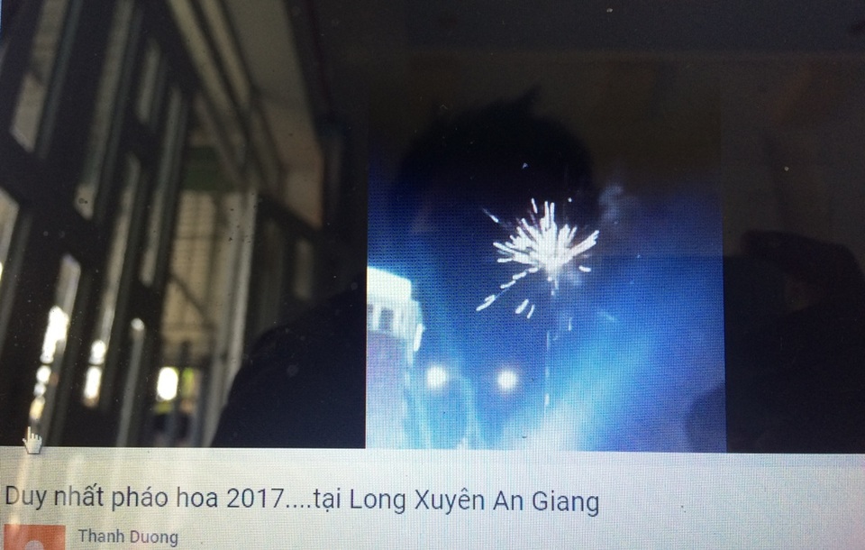 Có hay không việc An Giang bắn pháo hoa đón giao thừa? - 1 Hình ảnh được cho là màn bắn pháo hoa trong đêm giao thừa ở An Giang (cắt từ clip Yutube)