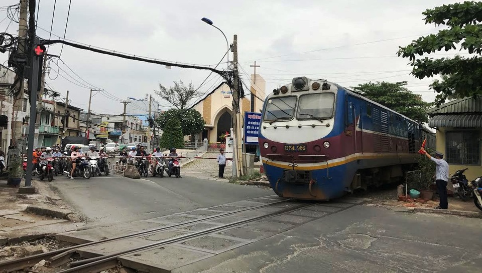 Vụ “suýt xảy ra thảm họa đường sắt”: Trích xuất dữ liệu thông tin để làm rõ - 2
Gác chắn tại nút giao đường sắt với đường Tô Ngọc Vân, quận Thủ Đức luôn tấp nập phương tiện qua lại.