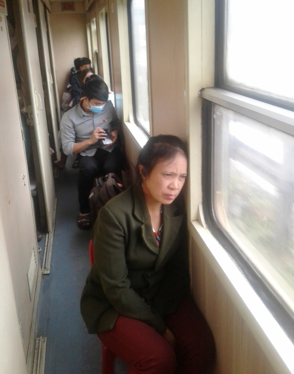 Mệt nhoài trên chuyến tàu Bắc - Nam - 3 Hành khách mệt nhoài ngồi hành lang trên chuyến tàu Bắc - Nam
