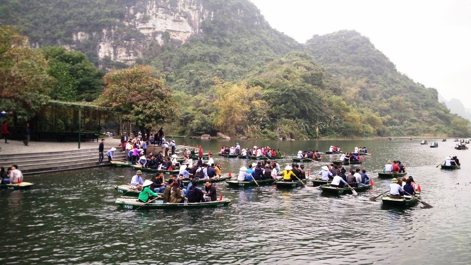 Du khách “liều mình” trên những chuyến đò du xuân ở Tràng An - 9 Du khách “liều mình” trên những chuyến đò du xuân ở Tràng An - 9