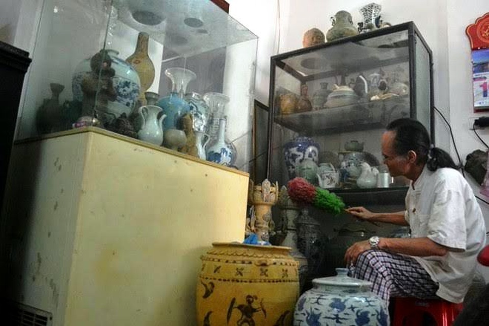 Bộ sưu tập vô giá của "Vua đồ cổ" đất Ninh Bình - 2 Từ năm 25 tuổi, ông Dần vừa làm nghề chụp ảnh, vừa đi khắp Ninh Bình, Thanh Hóa, Hòa Bình, Tuyên Quang... sưu tầm cổ vật. Ông bảo, cho đến nay, cũng không nhớ mình đã sưu tầm được bao nhiêu cổ vật. Ông cứ mua về rồi lại cho bạn tâm giao hoặc chọn lọc xong lại bán đi những món đồ không ưng ý để lấy kinh phí sưu tầm những món đồ khác quý giá khác mà mình thích.