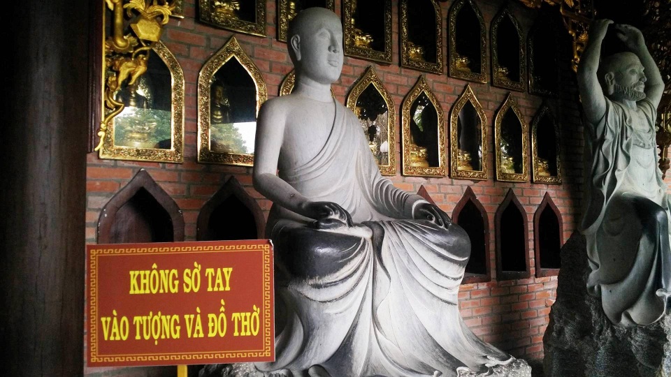 Là ngôi chùa lớn nhất Việt Nam và nắm giữ nhiều kỷ lục thế giới, vào dịp đầu năm mới, chùa Bái Đính, Ninh Bình luôn thu hút hàng vạn lượt người về đi lễ chùa và tham quan. Để tránh tình trạng du khách sờ mòn tượng phật tại đây, thời gian qua nhà chùa đã cho chưng biển không sờ tay vào tượng và đồ thờ.