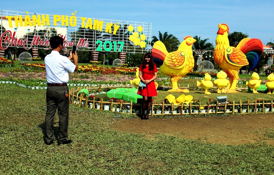 ​ Du khách chụp hình với biểu tượng năm Đinh Dậu tại Quảng trường trung tâm tỉnh Quảng Nam