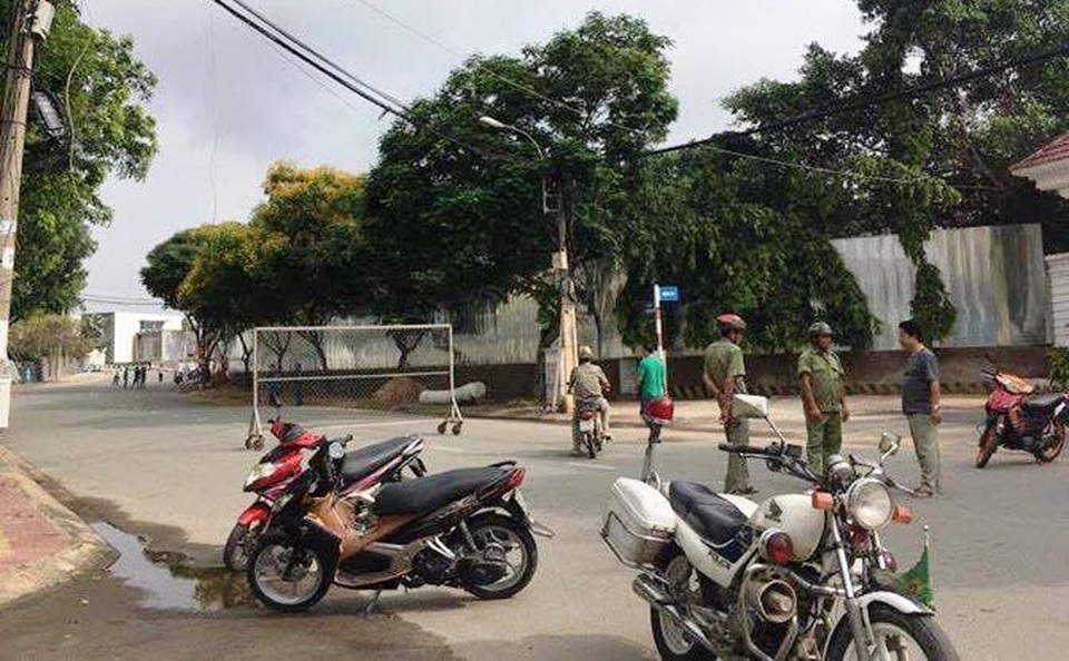 Hai anh em ruột cùng tẩm xăng tự thiêu, bốc cháy như đuốc trên cầu - 1 Cơ quan chức năng phong toả hiện trường vụ nghi án 2 cụ ông tự thiêu trên cầu Ông Hoá.