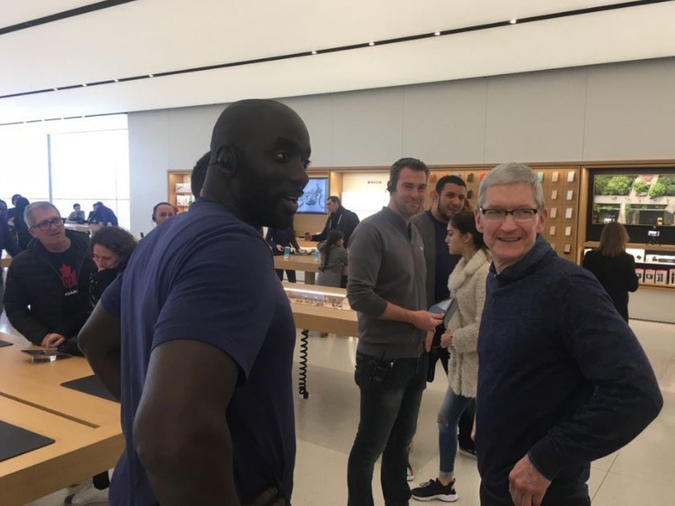 Sự xuất hiện của Tim Cook khiến không chỉ đám đông mua sắm mà cả các nhân viên của Apple đều vô cùng bất ngờ. (Ảnh: Twitter)