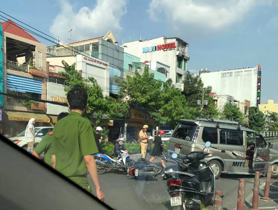 Ô tô tông hàng loạt xe máy, 3 người bị thương - 1 Ô tô tông hàng loạt xe máy, 3 người bị thương - 1