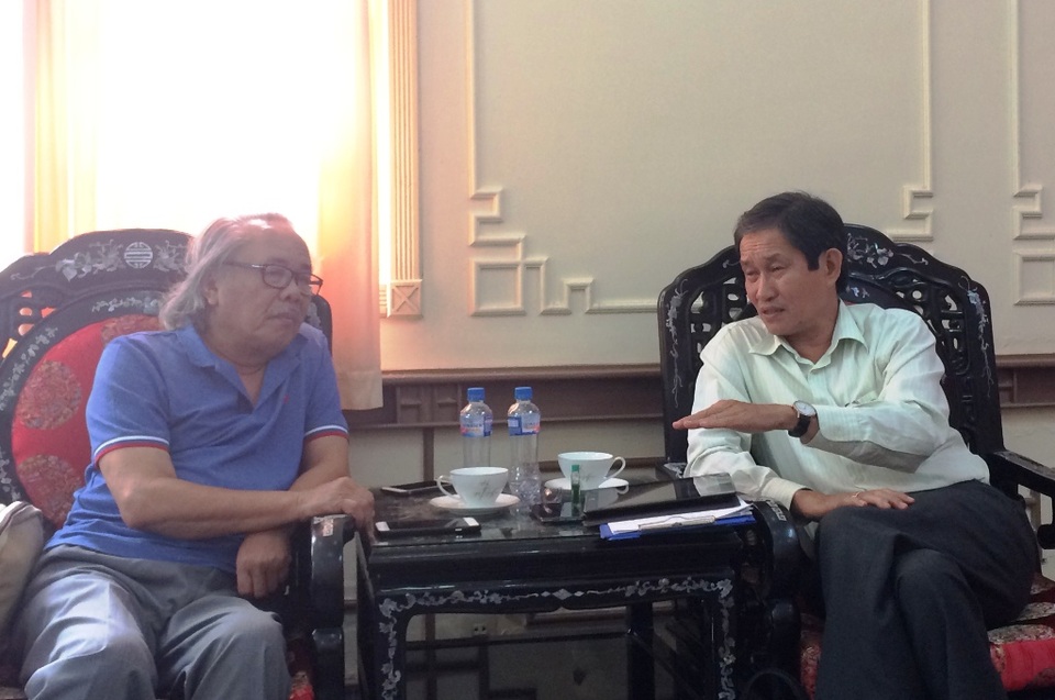 Nhà báo Phan Huy - Trưởng VP báo Dân trí tại TP Cần Thơ trao đổi với ông Lê Văn Công - Giám đốc Sở NN&PTNT tỉnh Đồng Tháp (phải)