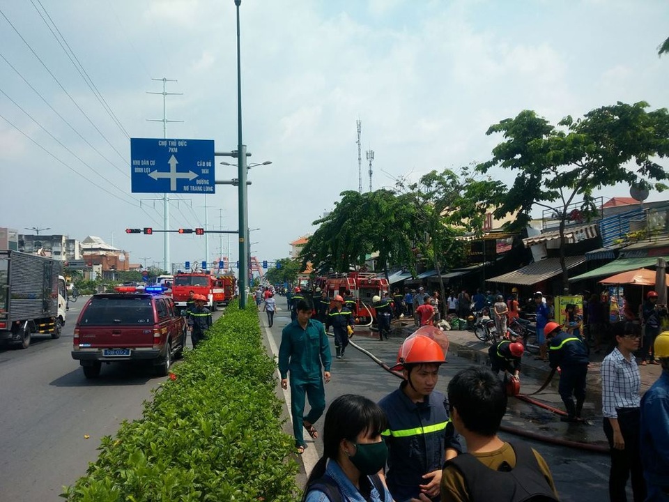 Liên tiếp xảy ra 3 vụ cháy chỉ trong buổi sáng - 1 Liên tiếp xảy ra 3 vụ cháy chỉ trong buổi sáng - 1