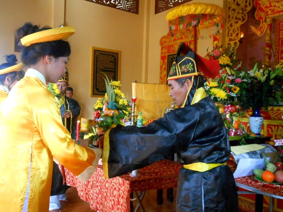 Dâng hương, hoa, trà… lên Bà Chiêm Sơn