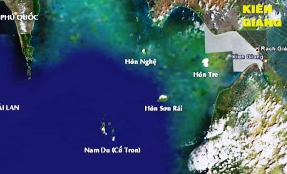 Vụ 14 người gặp nạn trên biển: Ca nô không đủ điều kiện hoạt động - 1 Theo Chủ tịch UBND xã An Sơn, sức khỏe 12 du khách gặp nạn trên vùng biển tối qua đã ổn định.