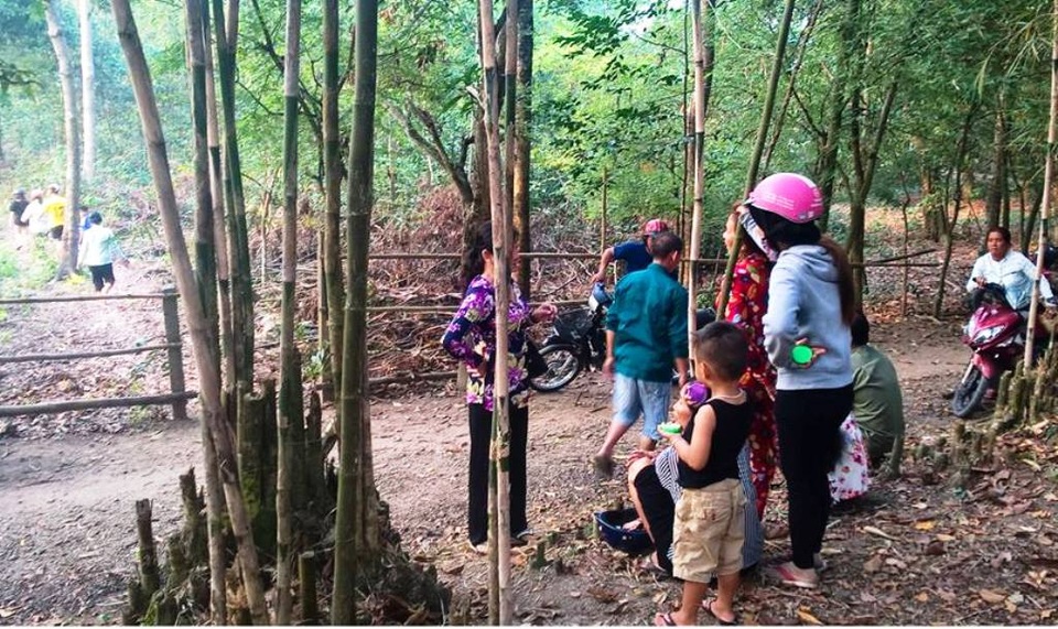 Nghi án mẹ sảy tay làm chết con 5 tháng tuổi rồi lén chôn ở chùa - 2
Sự việc thu hút rất đông người dân thị trấn Kiên Lương đến xem (ảnh từ Facebook Hoi Kiên Lương)