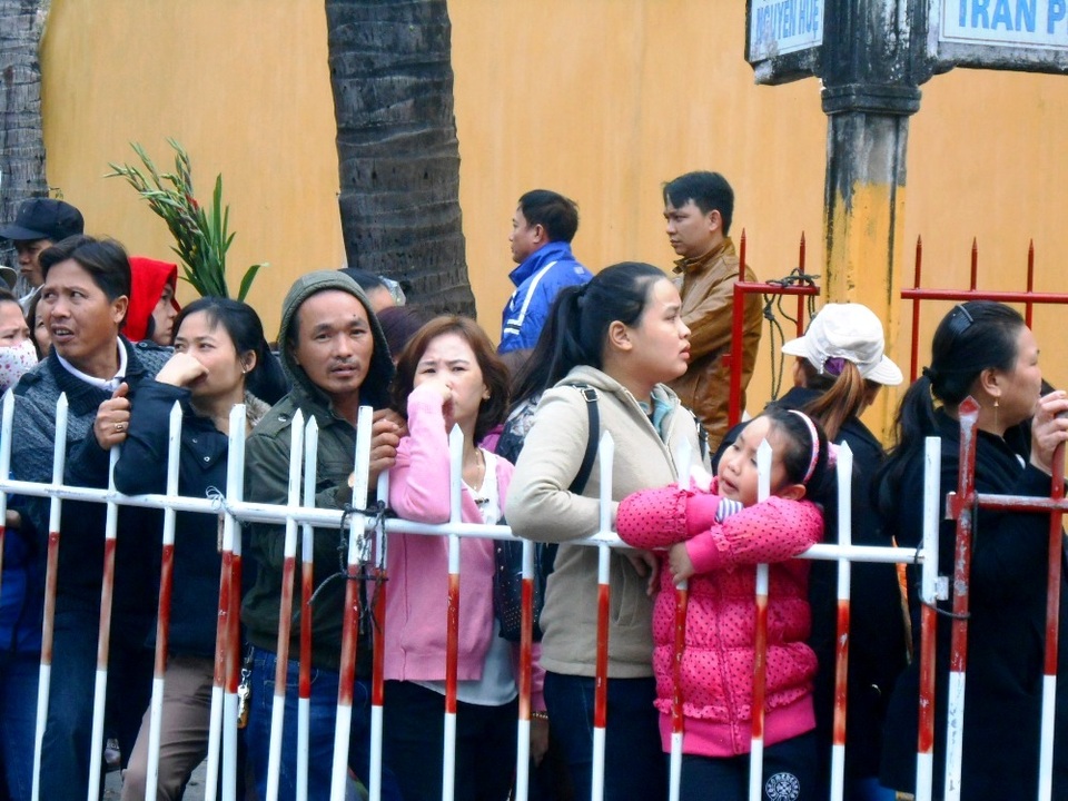 Mệt mỏi bơ phờ vì chờ đợi quá lâu