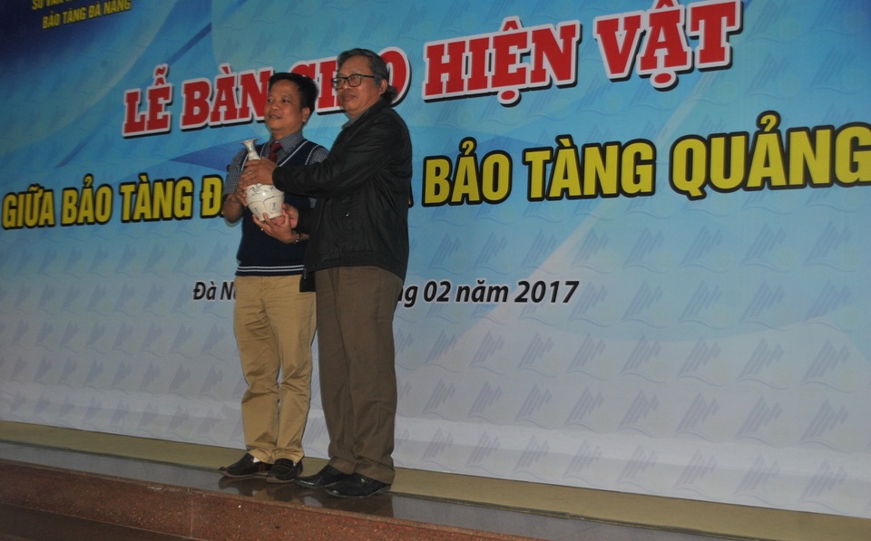 Trao đổi tư liệu và hiện vật giữa bảo tàng Quảng Nam và Đà Nẵng - 2 Ông Hồ Xuân Tịnh - Phó Giám đốc Sở VH-TT&DL tỉnh Quảng Nam trao tặng hiện vật tượng trưng gốm sứ Chu Đậu (Hải Dương) cho Bảo tàng Đà Nẵng