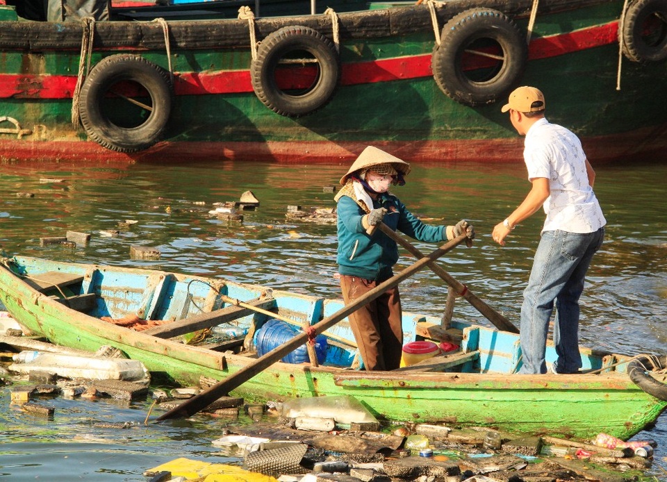 “Nghẹt thở” ở xóm ổ chuột giữa lòng thành phố - 8 Xóm nhà rầm chủ yếu là lao động nghèo, bám lấy cảng cá Quy Nhơn để sống