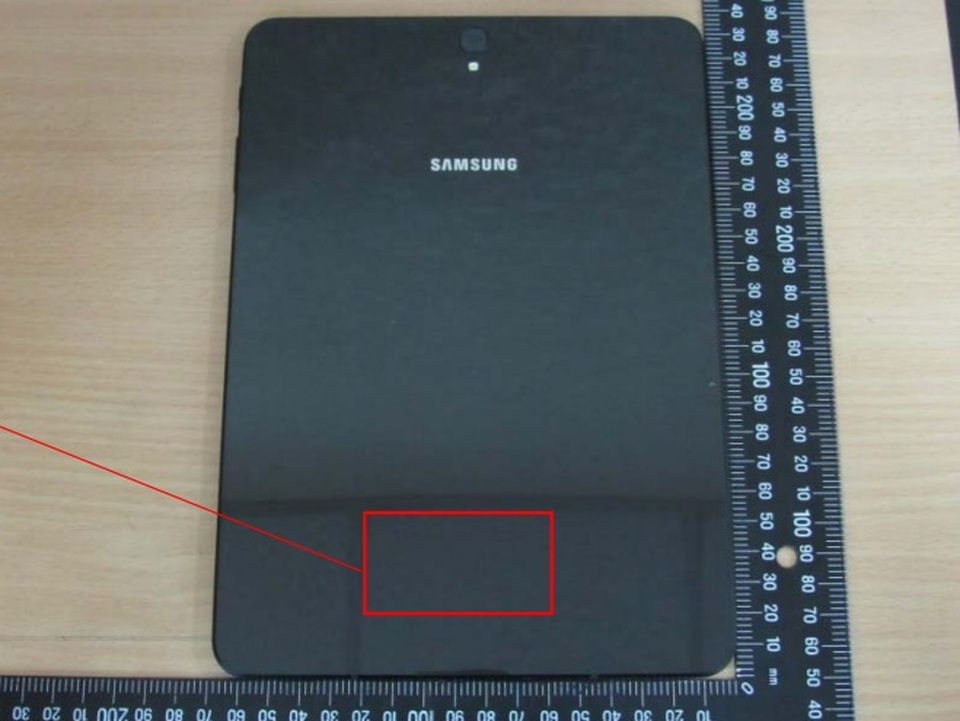 Lộ ảnh máy tính bảng của Samsung một tuần lễ trước khi ra mắt - 2 Mặt sau của Samsung Galaxy Tab S3 với cạnh viền màu đen, đồng bộ với thiết kế chung.