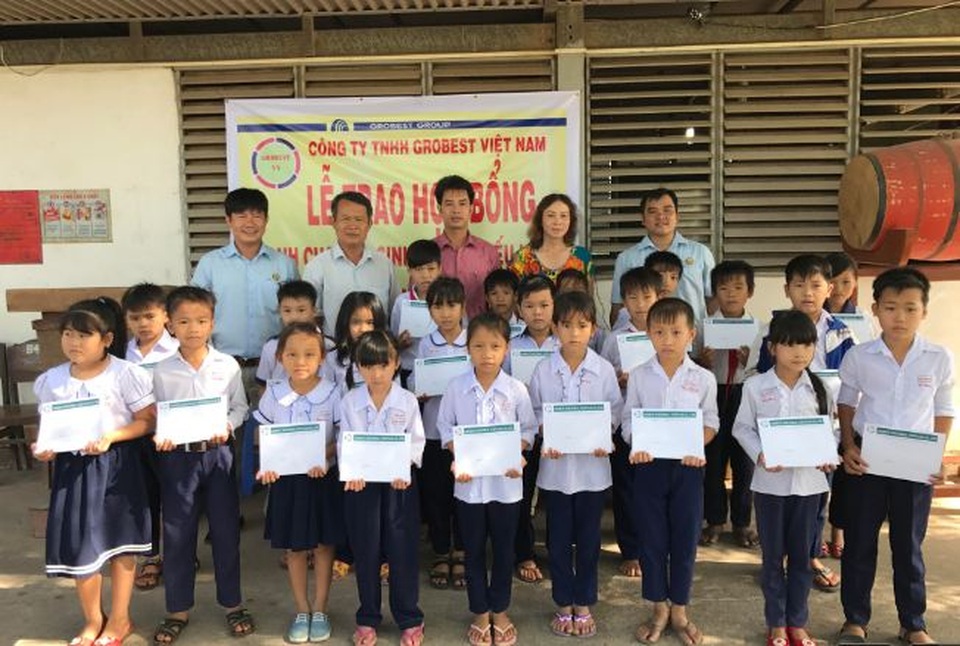 Trao 100 suất học bổng của Grobest Việt Nam đến học sinh nghèo tỉnh Long An - 1 Trao học bổng cho các em học sinh ở Long An