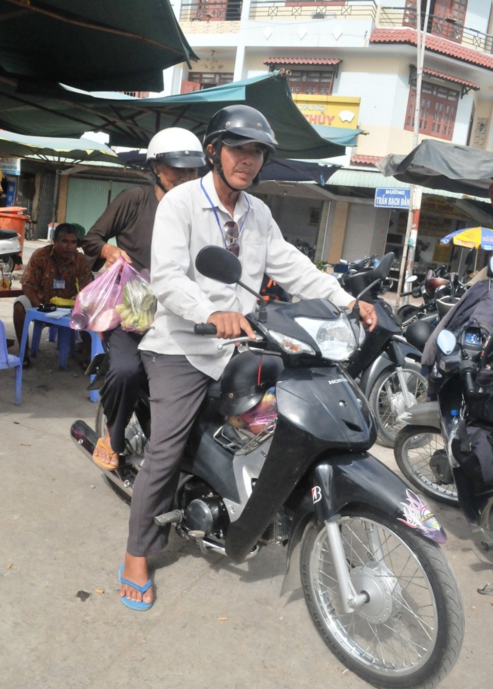 Những bác tài xe ôm chuyên giúp người gặp nạn, săn bắt trộm cướp - 2
Anh Huỳnh Tấn An và nhiều anh em khác cho biết, ngoài việc đưa nạn nhân gặp tai nạn giao thông đến bệnh viện, thanh viên trong đội còn sẵn sàng chở miễn phí người già, người nghèo đi khám bệnh...