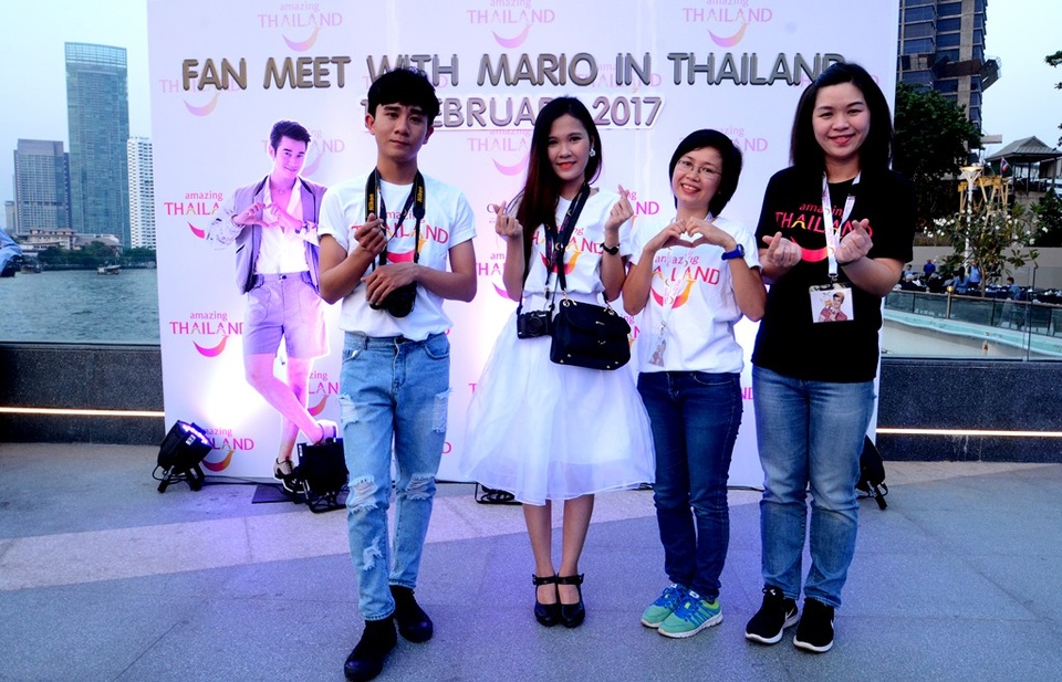Tài tử “Tình người duyên ma” ấn tượng với người hâm mộ Việt - 2 Các thành viên trong đoàn Việt Nam. Trong đó có hai fan hâm mộ, một blooger và đại diện của tổng cục du lịch Thái Lan tại TPHCM.