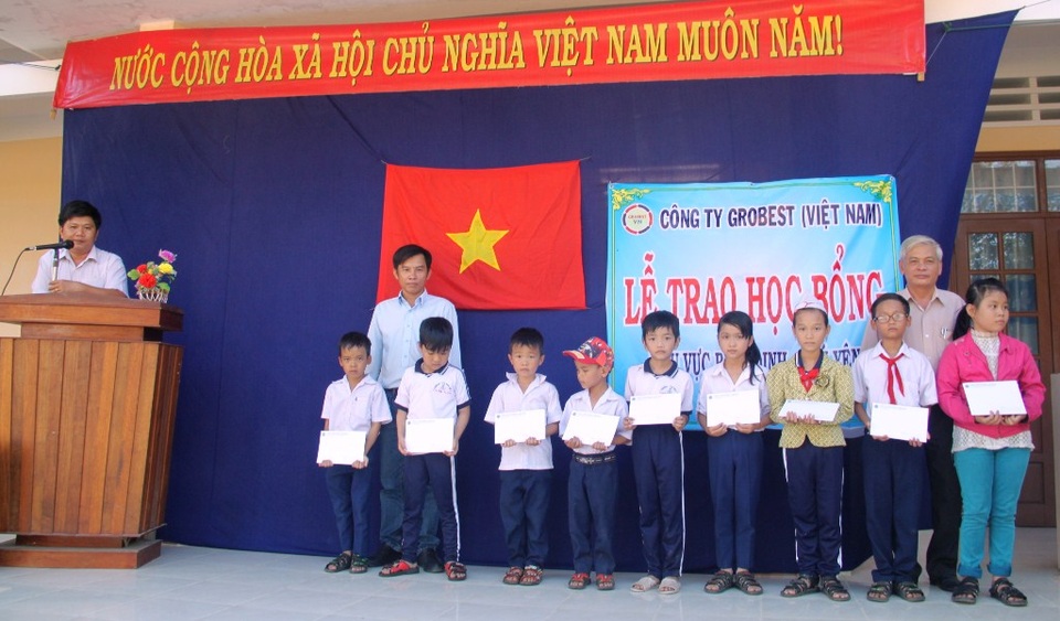 Trao 485 suất học bổng Grobest Việt Nam đến học sinh vùng lũ Bình Định – Phú Yên - 2 Đại diện Cty Cty TNHH Grobest Việt Nam trao học bổng cho học sinh nghèo của trường tiểu học số 1 Canh Vinh