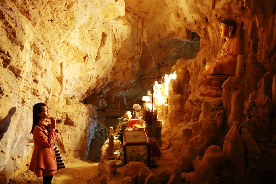 Động Vái Giời là động khô, là điểm tâm linh trước đây người dân kinh thành Hoa Lư lập đàn tế trời để cầu cho mưa thuận gió hòa, mùa màng bội thu.