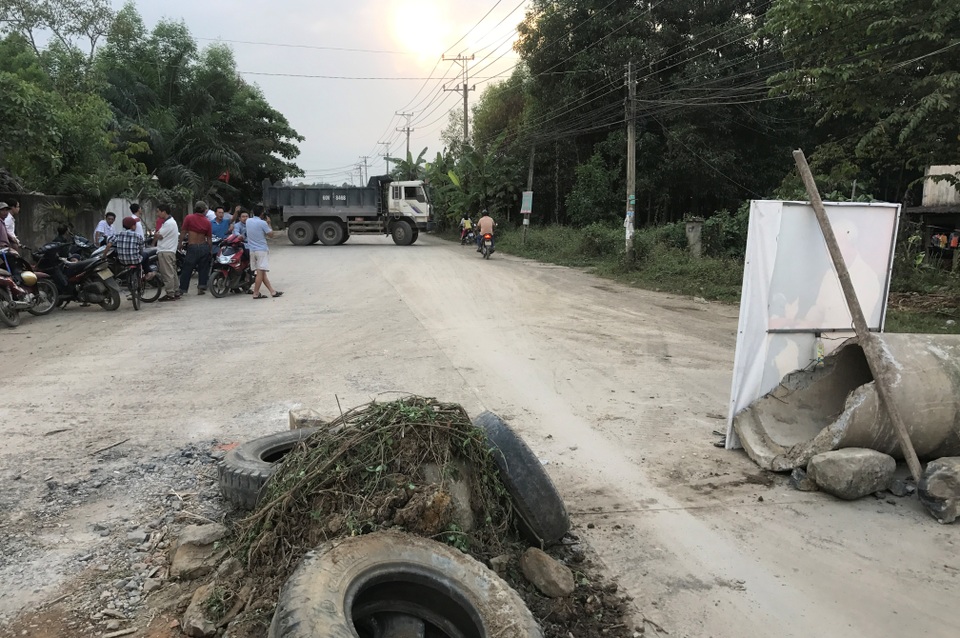 Người dân lại chặn xe tải, “phong toả” đường vào mỏ đá Tân Cang - 4
Chiếc xe ben từ QL51 vào mỏ đá Tân Cang chiều 25/2 đã phải quay đầu xe trở ra vì tuyến đường đã bị người dân phong toả.