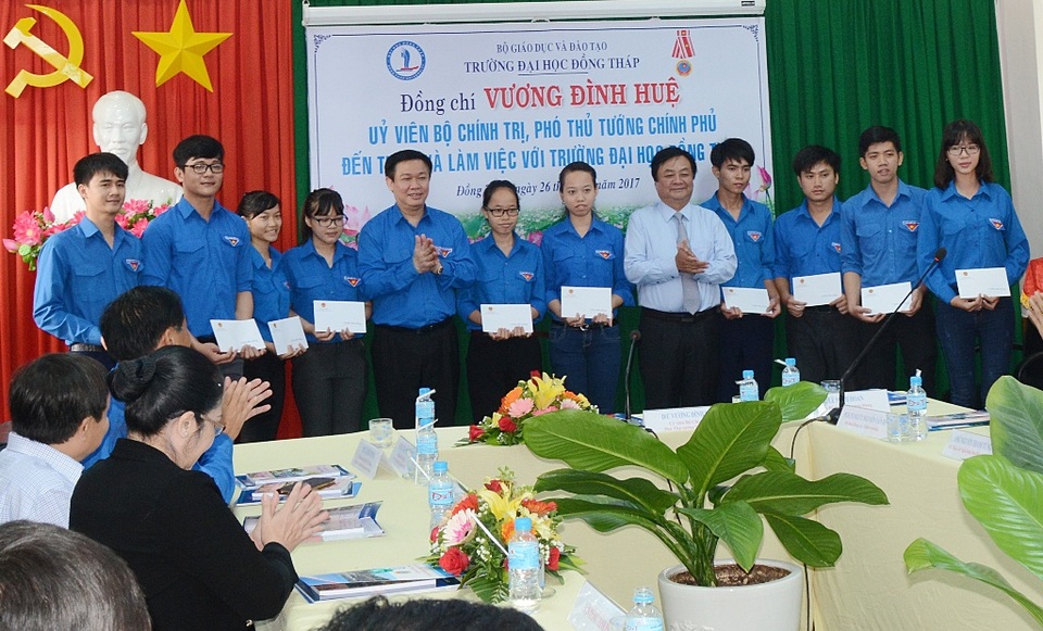 Phó Thủ tướng Vương Đình Huệ tặng 20 suất học bổng cho SV vượt khó - 2
Nhân dịp này, Phó Thủ tướng Vương Đình Huệ tặng 20 suất học bổng (mỗi suất 2 triệu đồng) cho sinh viên vượt khó học tốt.