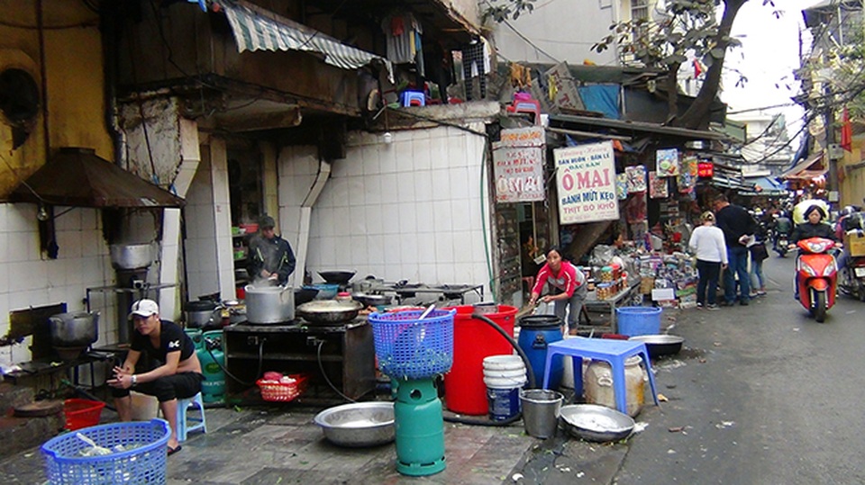 Hà Nội “ra quân” giành lại vỉa hè ở khu trung tâm - 5 Cả một khu bếp nấu nướng được bày biện lộn xộn, nhếch nhách trên vỉa hè, lòng đường gây mất mỹ quan đô thị