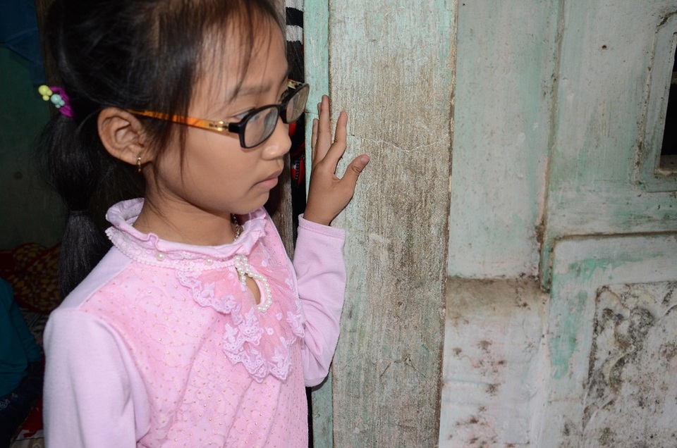 Gia cảnh bi đát của 2 bé mồ côi mẹ cùng mắc tim bẩm sinh - 2
Em gái của Hiệp là em Nguyễn Khánh Ly, 8 tuổi cũng mắc Tim bẩm sinh, em còn bị loạn thị bẩm sinh, thị lực chỉ còn 2/10