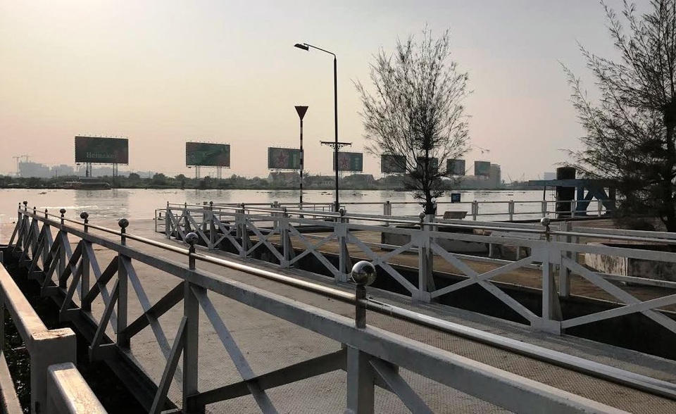 Háo hức chờ tuyến buýt đường sông đầu tiên ở Sài Gòn ra mắt - 2 Bến Bạch Đằng (đường Tôn Đức Thắng, phường Bến Nghé, quận 1), bến cuối thuộc tuyến buýt đường sông số 1 (Bình Quới, Thủ Đức - Bạch Đằng, quận 1).