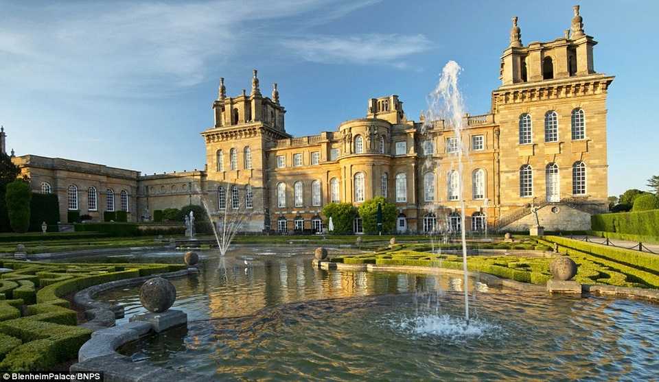 Quách cổ 1.800 năm tuổi trị giá 8 tỷ đồng bị đem làm… chậu hoa - 2 Không ai để ý tới chiếc chậu trồng hoa cũ kỹ, khiêm nhường đó. Chiếc chậu nằm im lìm trong một góc vườn của cung điện Blenheim và chỉ được nhìn ra giá trị đích thực, nhờ một chuyên gia đồ cổ có đôi mắt tinh tường trong dịp ghé thăm cung điện.