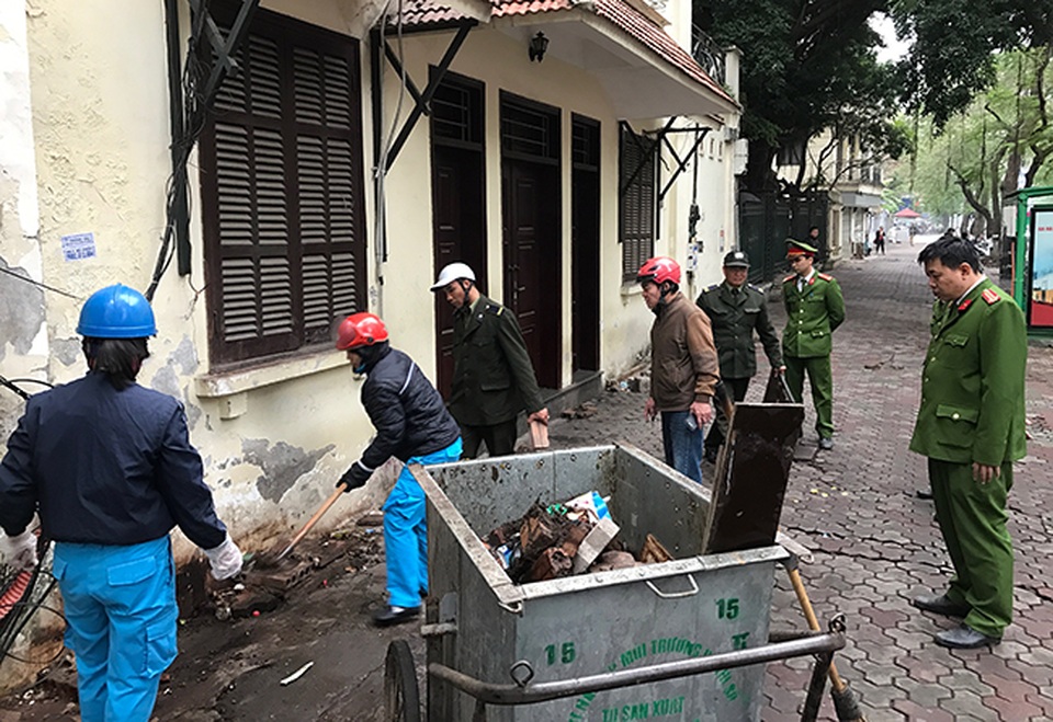 Hà Nội ra quân, người lấn chiếm vỉa hè nháo nhào chạy hàng - 8
Quán nước lấn chiếm vỉa hè trên đường Lý Thường Kiệt đã rút lui từ vài ngày trước, nhưng họ bỏ lại rất nhiều gạch đá, lực lượng công an phải dọn dẹp