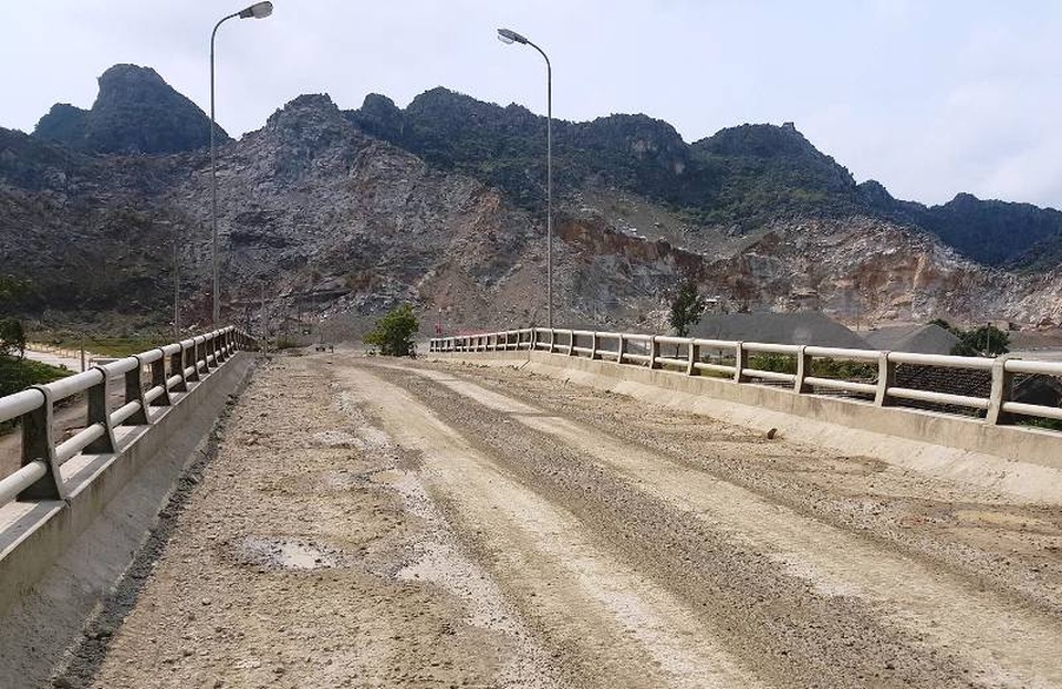 Doanh nghiệp “nắn” cầu: “Chủ tịch tỉnh ký đấy, các anh cứ ý kiến linh tinh!” - 1
Cầu Hảo Nho 9,9 tỷ đồng phục vụ dân nhưng chạy thẳng vào mỏ đá.