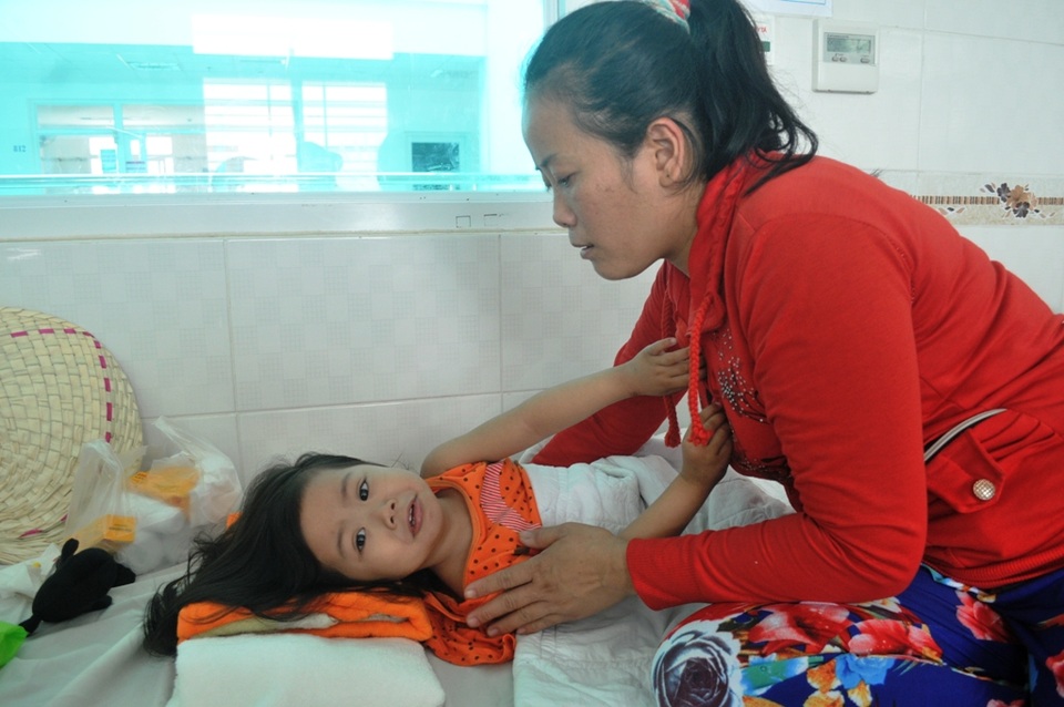 Thương bé 2 tuổi bỏng nặng vì ngã vào nồi bún đang sôi - 1 Dù bé Đoan nhập viện gần 1 tuần, nhưng đến nay bé chưa có giấc ngủ ngon vì luôn bị những cơn đau hành hạ