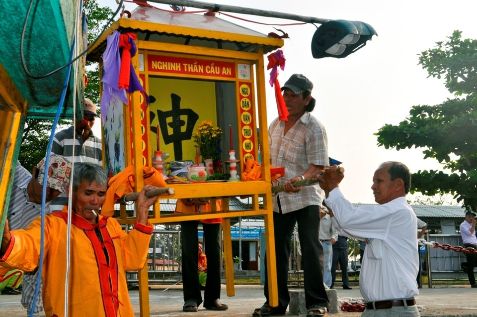 Rộn ràng diễn xướng bả trạo trong lễ hội cầu ngư biển Cửa Đại - 4 Đoàn thứ 2 sẽ nghinh rước thần Nam Hải, các chư thần biển cả