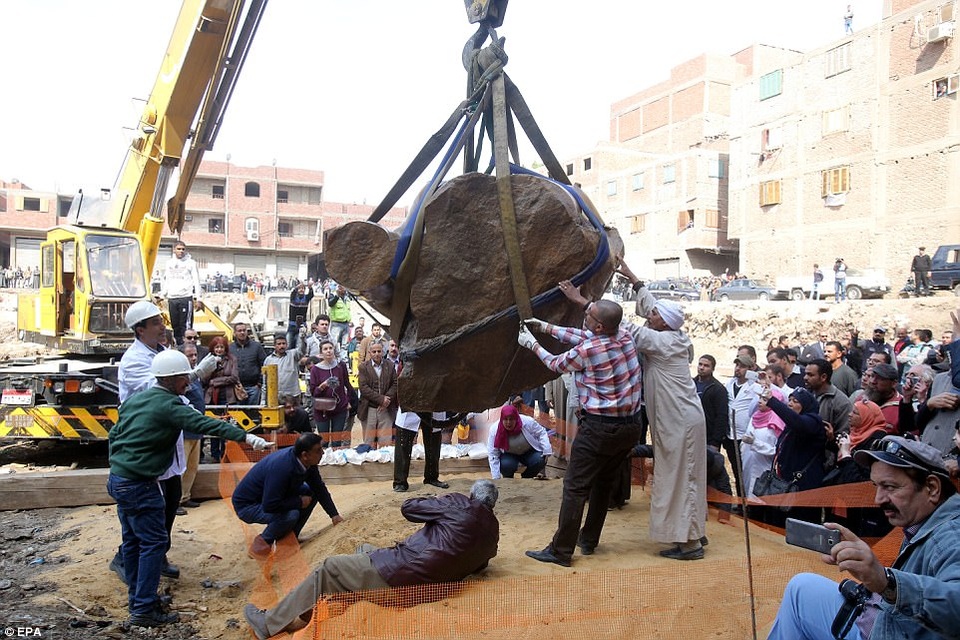 Các chuyên gia khảo cổ đã có mặt ở quận Souq al-Khamis thuộc thủ đô Cairo, Ai Cập, để chứng kiến khoảnh khắc cần cẩu đưa bức tượng ra khỏi bãi khai quật nằm trong một khu xóm nghèo.