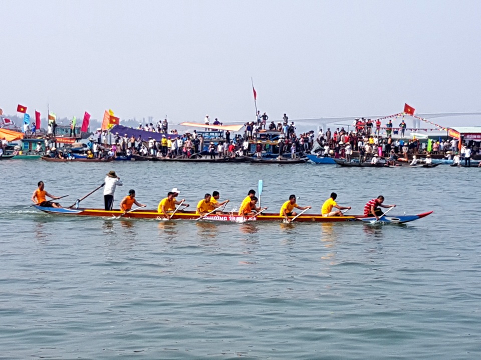 
Sau lễ ra quân là màn đua thuyền giữa các ngư dân trên địa bàn Hội An

